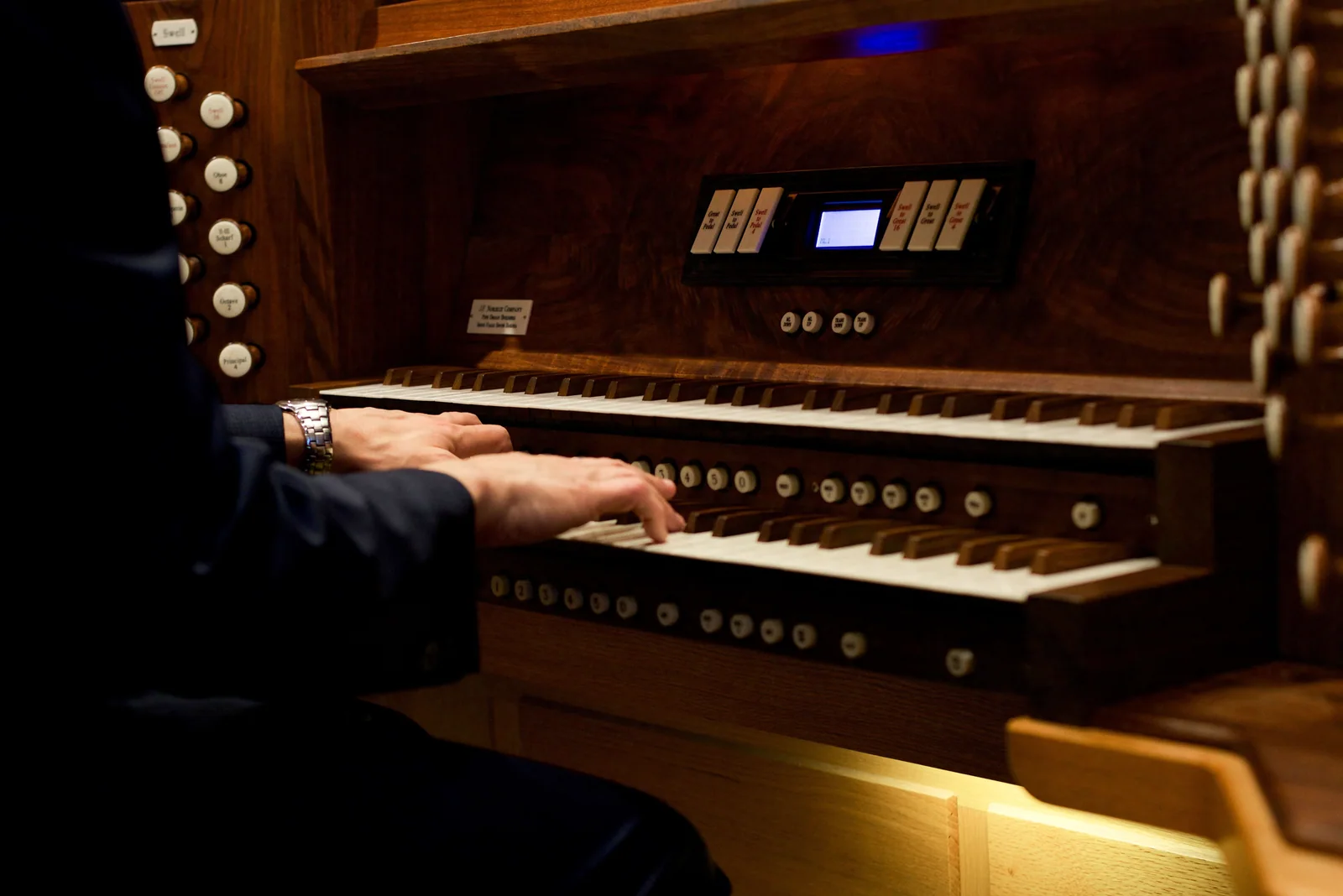 Hender på klaviaturet til et orgel